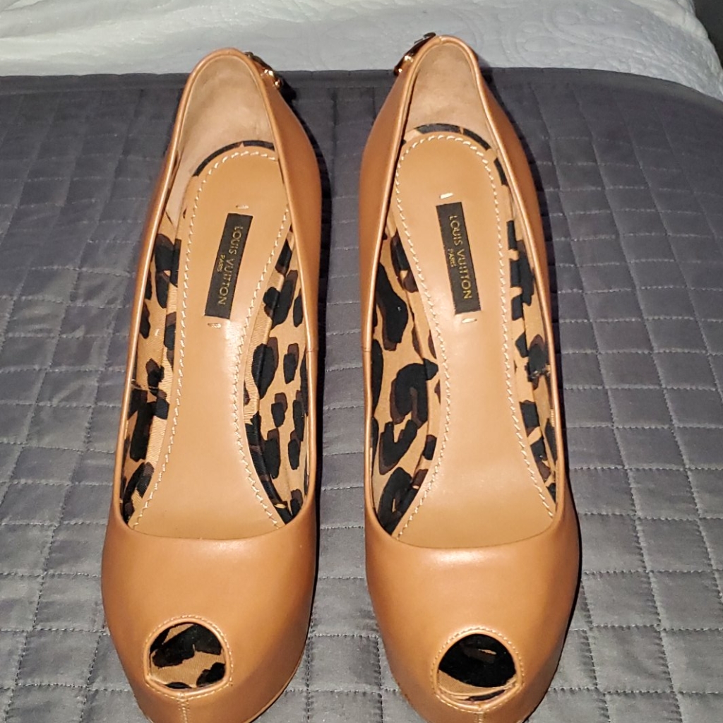 Louis Vuitton Oh Really Tan Leather Heels W/Lock